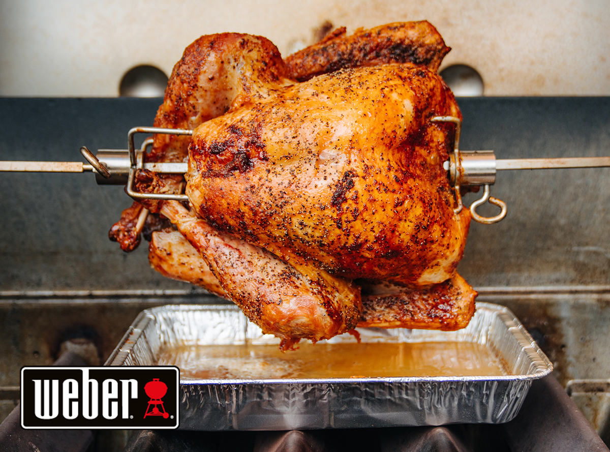 Rotisserie-Hähnchen in Kräuterbuttermilch by Weber